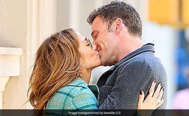 Viral: Jennifer Lopez And Ben Affleck's PDA On New York Streets