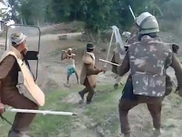 असम में पुलिस और प्रदर्शनकारियों के बीच झड़प कैमरे में 'कैद', दो लोगों की हुई मौत असम में पुलिस और प्रदर्शनकारियों के बीच झड़प कैमरे में 'कैद', दो लोगों की हुई मौत