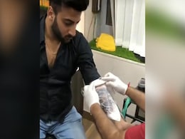 शहबाज गिल ने सिद्धार्थ शुक्ला की याद में किया बड़ा काम, हाथ पर बनवाया उनके चेहरे का टैटू...देखें Video शहबाज गिल ने सिद्धार्थ शुक्ला की याद में किया बड़ा काम, हाथ पर बनवाया उनके चेहरे का टैटू...देखें Video