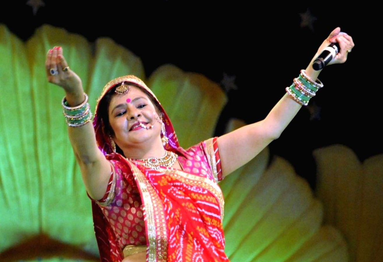 लोकगायिका मालिनी अवस्थी ने जीवन में पहली बार गाया कश्मीरी गीत, अनुपम खेर ने कहा- आप आत्मा से गाती हैं