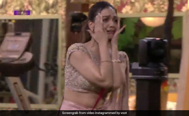 <i>Bigg Boss OTT</i>: Divya Agarwal Breaks Down After Boyfriend Varun Sood Visits Her