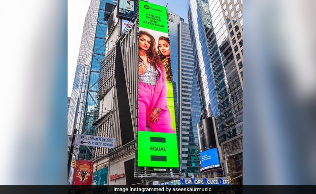 न्यूयॉर्क की बिल्डिंग पर रेणुका पवार का पोस्टर, असीस कौर ने फोटो किया शेयर...देखें Photos