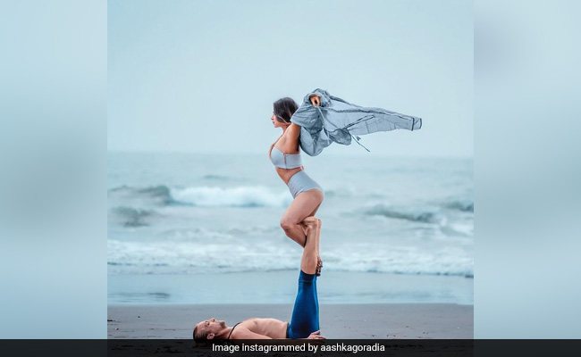 Couple yoga : रोमांस और फिटनेस का जबर्दस्त कॉम्बिनेशन है कपल योगा, पार्टनर के साथ करें योग तो नहीं होगा कोई रोग