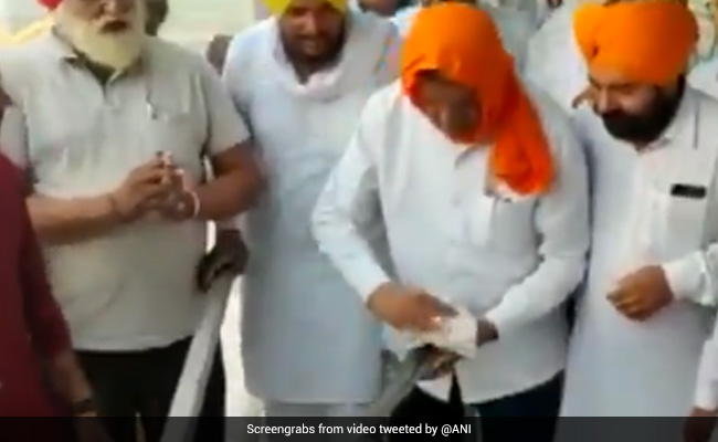 Congress's Harish Rawat Wipes Shoes At Gurdwara To Atone For "Panj Pyare"