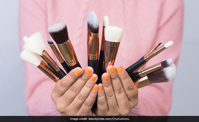 मेक-अप ब्रश बन सकता है फेस पर पिंपल्स की वजह, ऐसे करें साफ