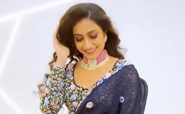 नेवी ब्लू साड़ी में धनाश्री वर्मा ने शेयर किया ग्लैमरस Video, बोलीं- बहुत दिनों बाद पहनी है...