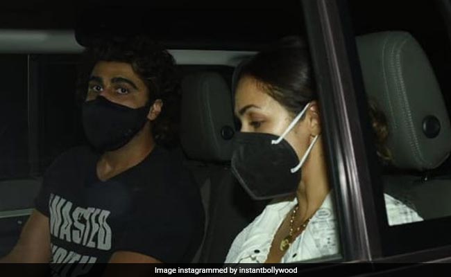 अर्जुन कपूर-मलाइका अरोड़ा हाथ में हाथ पकड़े डिनर डेट पर आएं नजर, फैन्स बोले- प्यार चढ़ा परवान...देखें Photos