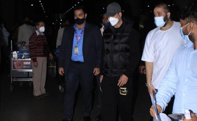 Akshay Kumar Flies Home From UK, Reportedly Because Of Mother's Health