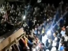 जम्मू-कश्मीर: आतंकी की गोली से शहीद हुए पुलिस अधिकारी के जनाजे में उमड़ी हजारों की भीड़ जम्मू-कश्मीर: आतंकी की गोली से शहीद हुए पुलिस अधिकारी के जनाजे में उमड़ी हजारों की भीड़