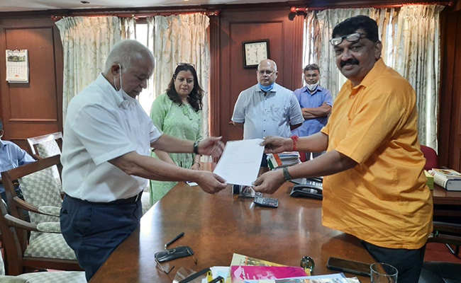 ममता बनर्जी की तारीफ करने के कुछ देर बाद गोवा कांग्रेस के दिग्गज नेता का इस्तीफा