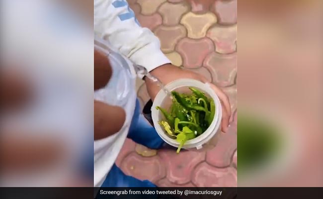 शख्स ने चटनी पीसने के लिए किया गजब जुगाड़, स्कूटर पर बैठे-बैठे ऐसे बनाई चटनी, लोग बोले- क्या Idea है सर जी... - देखें Funny Video