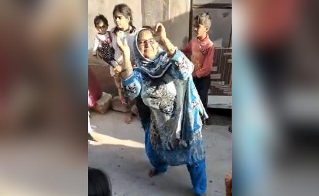 देखें VIDEO : कोर्ट ने टेरर फंडिंग के आरोपों से किया बरी तो परिवार वाले करने लगे डांस