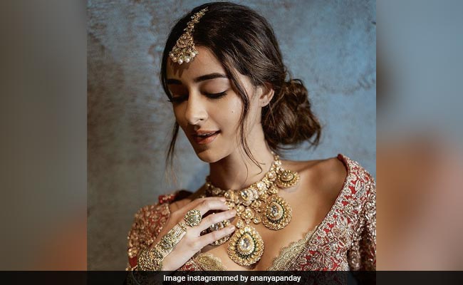 Ananya Panday ने लाल-हरी चूड़ियों में करवाया ग्लैमरस फोटोशूट, फैन्स बोले- यू आर द बेस्ट! देखें Photos