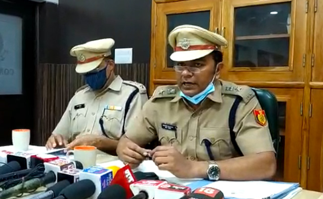 Delhi: सरेआम महिला की गला रेत कर हत्या, घटना CCTV में कैद