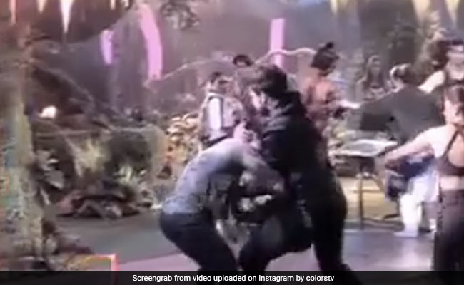 Bigg Boss 15: टास्क के दौरान भिड़े करण कुंद्रा और प्रतीक सहजपाल, बीच-बचाव करती दिखीं तेजस्वी प्रकाश