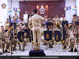 मुंबई पुलिस बैंड ने फिर जीता लोगों का दिल, किशोर कुमार के गाने ‘मेरे सपनों की रानी’ पर बजाई मंत्रमुग्ध कर देने वाली धुन मुंबई पुलिस बैंड ने फिर जीता लोगों का दिल, किशोर कुमार के गाने ‘मेरे सपनों की रानी’ पर बजाई मंत्रमुग्ध कर देने वाली धुन