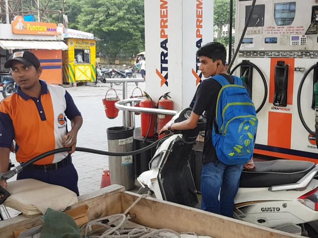 Petrol, Diesel Price Today : आज फिर तेल में 35-35 पैसों की बढ़ोतरी, दिल्ली में 106 के पार हुआ पेट्रोल