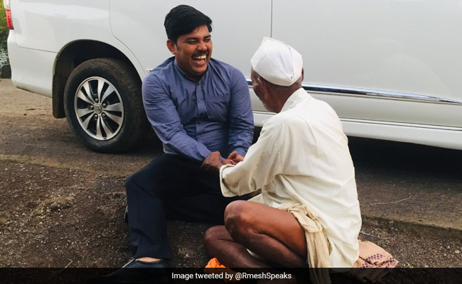 बुजुर्ग के साथ ज़मीन पर ही बैठकर बात करने लगा IAS, लोगों ने किया सादगी को सलाम