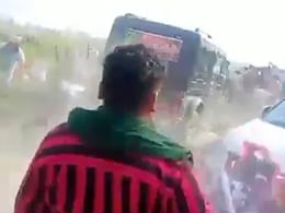 लखीमपुर मामले में सामने आया नया वीडियो, किसानों को रौंदती दिखी मंत्री की तेज रफ्तार SUV लखीमपुर मामले में सामने आया नया वीडियो, किसानों को रौंदती दिखी मंत्री की तेज रफ्तार SUV