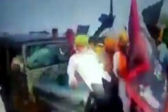 UP हिंसा: नारेबाजी करते किसानों को रौंदते निकल गई SUV, वीडियो वायरल UP हिंसा: नारेबाजी करते किसानों को रौंदते निकल गई SUV, वीडियो वायरल