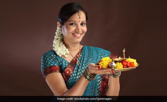 Navratri 2021: नवरात्रि के दूसरे दिन हरे रंग में रंग कर करें मां ब्रम्हचारिणी की पूजा, ऐसे चुनें अपनी ड्रेस