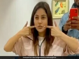 शहनाज गिल ने 'ShonaShona' सॉन्ग पर यूं किया डांस, क्यूट अंदाज से जीता फैन्स दिल....देखें Video शहनाज गिल ने 'ShonaShona' सॉन्ग पर यूं किया डांस, क्यूट अंदाज से जीता फैन्स दिल....देखें Video