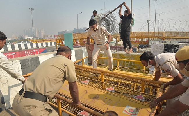 Delhi Police To Remove Barricades From Farmers' Protest Sites In Phases