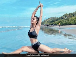 Aashka Goradia बता रही हैं किस तरह कर सकते हैं हेड स्टैंड, खुद को इस तरह रखती हैं फिट, जानें उनके फिटनेस टिप्स Aashka Goradia बता रही हैं किस तरह कर सकते हैं हेड स्टैंड, खुद को इस तरह रखती हैं फिट, जानें उनके फिटनेस टिप्स