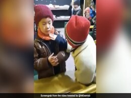 छोटी बच्ची क्लास में अपने दोस्त को प्यार से समझा रही थी,बोली- ऐसे नहीं रोते, वायरल वीडियो ने जीता लोगों का दिल छोटी बच्ची क्लास में अपने दोस्त को प्यार से समझा रही थी,बोली- ऐसे नहीं रोते, वायरल वीडियो ने जीता लोगों का दिल