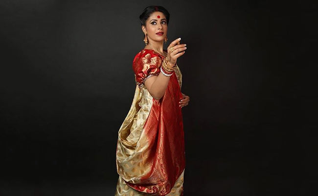 Navratri 2021: Why The Traditional Lal-Par Bengali Saree Is ...