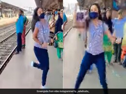 प्लेटफॉर्म पर अचानक सात समंदर पार...गाने पर डांस करने लगी लड़की, दिखाए जबरदस्त मूव्स, वायरल हुआ Video प्लेटफॉर्म पर अचानक सात समंदर पार...गाने पर डांस करने लगी लड़की, दिखाए जबरदस्त मूव्स, वायरल हुआ Video