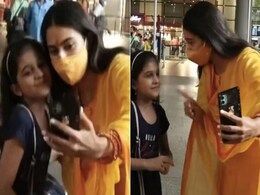 सारा अली खान ने सेल्फी लेने आई छोटी बच्ची के माता-पिता को लगाई फटकार, बोलीं- इसे मास्क दिलाइए...देखें Video सारा अली खान ने सेल्फी लेने आई छोटी बच्ची के माता-पिता को लगाई फटकार, बोलीं- इसे मास्क दिलाइए...देखें Video