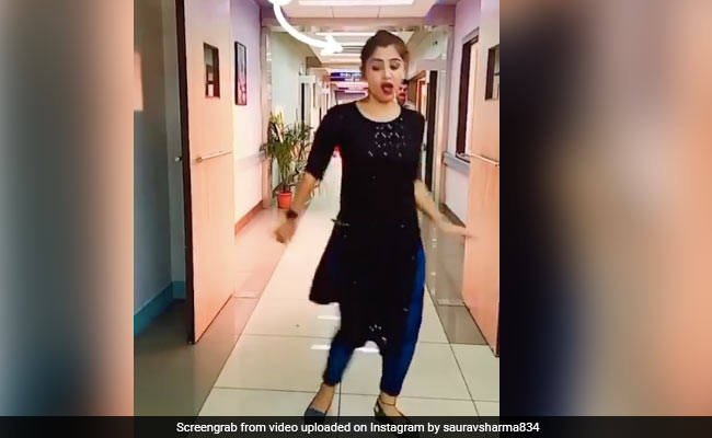 हॉस्पिटल में डांस कर रही थी लड़की तभी आई पुलिस, हुआ कुछ ऐसा लोग बोले- इसने तो कानून को ही रोक दिया...देखें Video