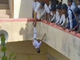 UP के गुरूजी का अमानवीय चेहरा; दूसरी क्लास के बच्चे का पैर पकड़कर छत से उल्टा लटकाया UP के गुरूजी का अमानवीय चेहरा; दूसरी क्लास के बच्चे का पैर पकड़कर छत से उल्टा लटकाया