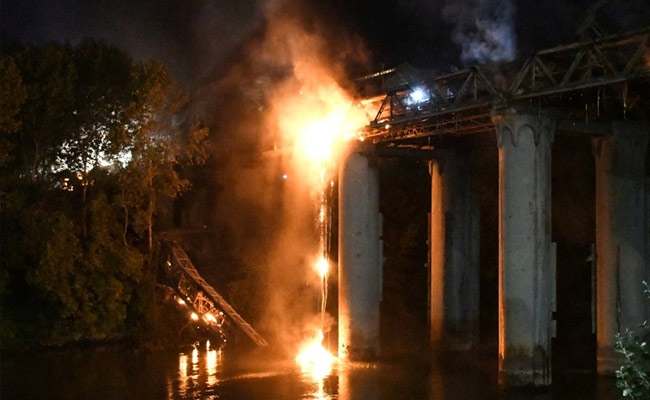 Huge Fire Damages 19th Century 'Iron Bridge' In Rome