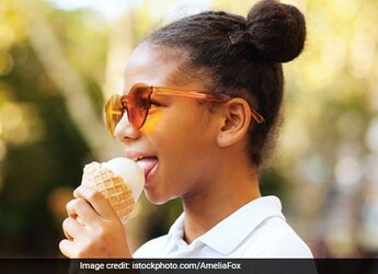 Viral: Man Sells Ice Cream In Exchange For 'Blue Stone'; Twitter Applauds Viral: Man Sells Ice Cream In Exchange For 'Blue Stone'; Twitter Applauds