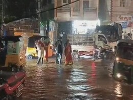 रेस्टोरेंट में पानी भर गया, पिकअप ट्रक बह गया : हैदराबाद में बारिश के कहर का VIDEO रेस्टोरेंट में पानी भर गया, पिकअप ट्रक बह गया : हैदराबाद में बारिश के कहर का VIDEO