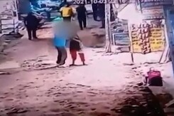 On CCTV, Man Slits Woman's Throat Outside Shop In Delhi On CCTV, Man Slits Woman's Throat Outside Shop In Delhi