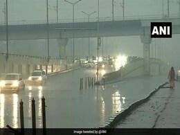 Weather Updates: दिल्ली-NCR में रात से भारी बारिश, बदले मौसम ने कराया ठंड का एहसास Weather Updates: दिल्ली-NCR में रात से भारी बारिश, बदले मौसम ने कराया ठंड का एहसास