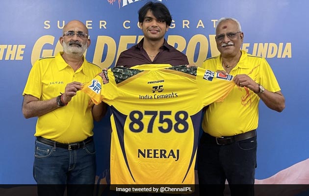 CSK ने गोल्ड मेडलिस्ट नीरज चोपड़ा को 1 करोड़ रुपये का चेक देकर किया सम्मानित