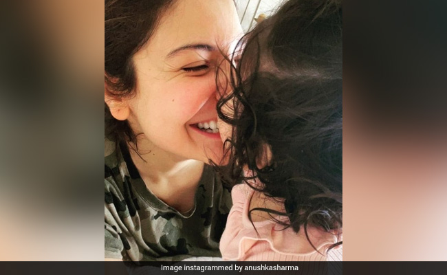 Anushka Sharma बेटी वामिका संग यूं खेलती आईं नजर, मां-बेटी की क्यूट फोटो हुई वायरल Anushka Sharma बेटी वामिका संग यूं खेलती आईं नजर, मां-बेटी की क्यूट फोटो हुई वायरल