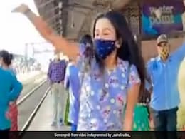 इस लड़की ने प्लेटफॉर्म पर 'सात समुंदर पार' सॉन्ग पर किया जोरदार डांस, हॉलीवुड एक्ट्रेस ने जमकर की तारीफ...देखें Video इस लड़की ने प्लेटफॉर्म पर 'सात समुंदर पार' सॉन्ग पर किया जोरदार डांस, हॉलीवुड एक्ट्रेस ने जमकर की तारीफ...देखें Video