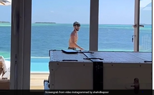 Just Shahid Kapoor "Moon Walking" His Way Into A New Day. Wait Till The End