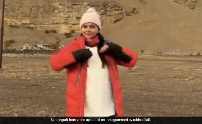 रुबीना दिलैक पहाड़ों के बीच भरी ठंड में 'उर्वशी-उर्वशी' सॉन्ग पर यूं डांस करती आईं नजर, Video हुआ वायरल