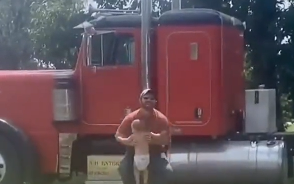 पापा से मिलने के लिए छोटे बेटे ने दिल जीत लेने वाला किया काम, वीडियो ज़रूर देखें