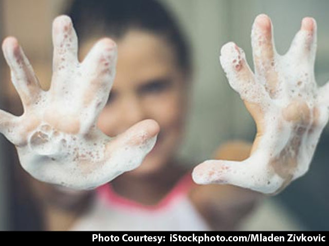 हम लोगों को नियमित रूप से हाथ धोने के लिए कैसे प्रोत्साहित कर सकते हैं?