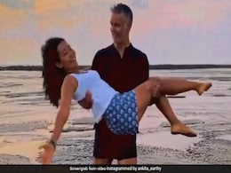 मिलिंद सोमन समंदर किनारे पत्नी अंकिता संग यूं एंजॉय करते आए नजर, दोनों का रोमांटिक वीडियो हुआ वायरल मिलिंद सोमन समंदर किनारे पत्नी अंकिता संग यूं एंजॉय करते आए नजर, दोनों का रोमांटिक वीडियो हुआ वायरल