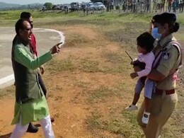 Video: डेढ़ साल की बेटी को साथ लिए ड्यूटी करने वाली DSP मोनिका सिंह से खुद मिलने आए CM शिवराज Video: डेढ़ साल की बेटी को साथ लिए ड्यूटी करने वाली DSP मोनिका सिंह से खुद मिलने आए CM शिवराज
