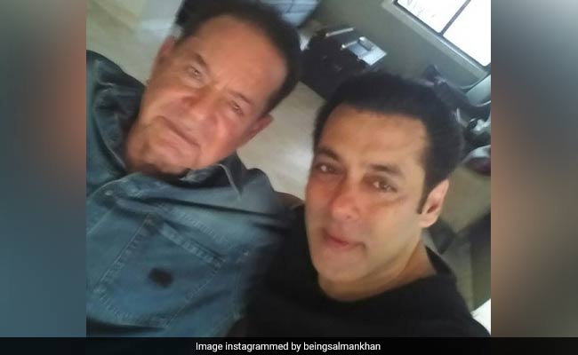 सलमान खान पापा सलीम खान के साथ पहुंचे शाहरुख खान के बंगले पर, देखें वीडियो