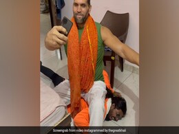 शख्स की पीठ पर बैठ द ग्रेट खली लेने लगे सेल्फी, नीचे तड़पने लगा शख्स- देखें Video शख्स की पीठ पर बैठ द ग्रेट खली लेने लगे सेल्फी, नीचे तड़पने लगा शख्स- देखें Video